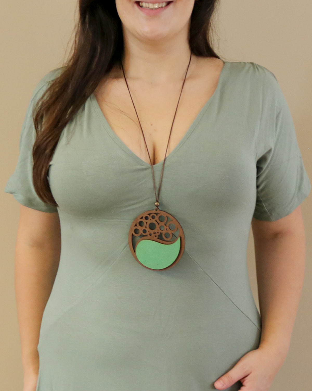 Colar Onda Verde usado com blusa de decote V