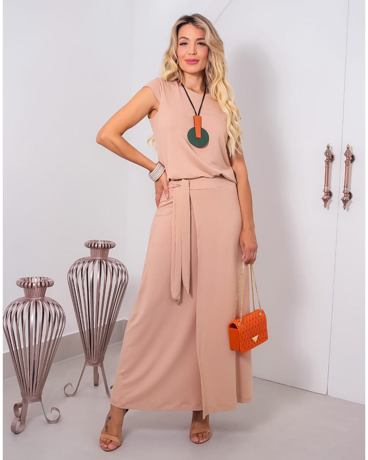 Conjunto Milos Nude com blusa de manga curta e saia longa transpassada