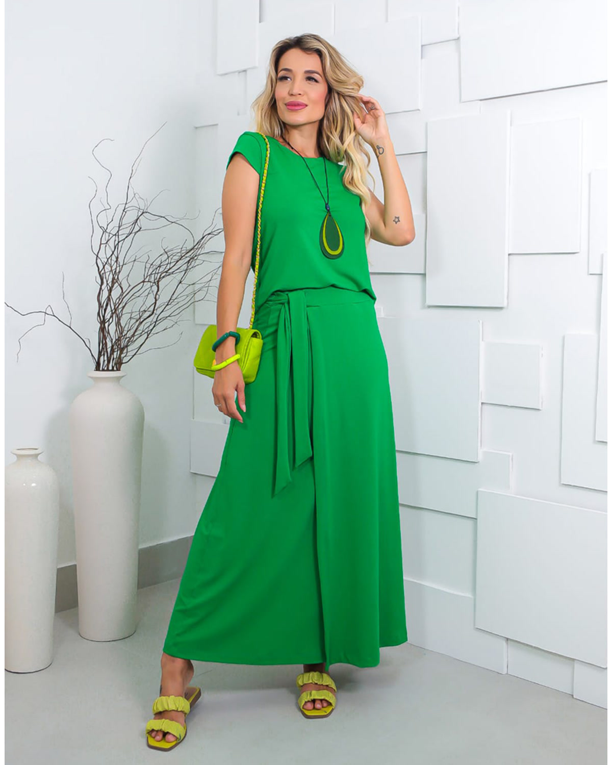 Conjunto Milos Verde Bandeira com blusa de manga curta e saia longa transpassada
