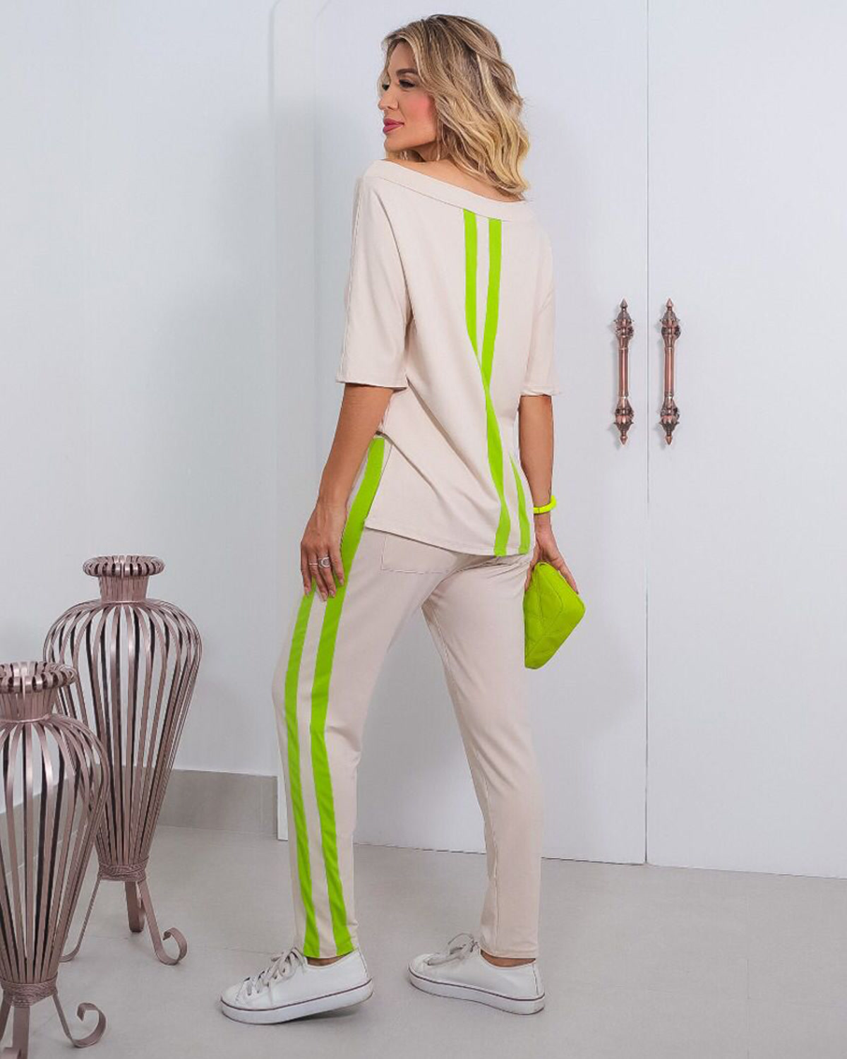 Fotografia comercial do Conjunto Nice Bege/Verde mostrando a calça e a blusa