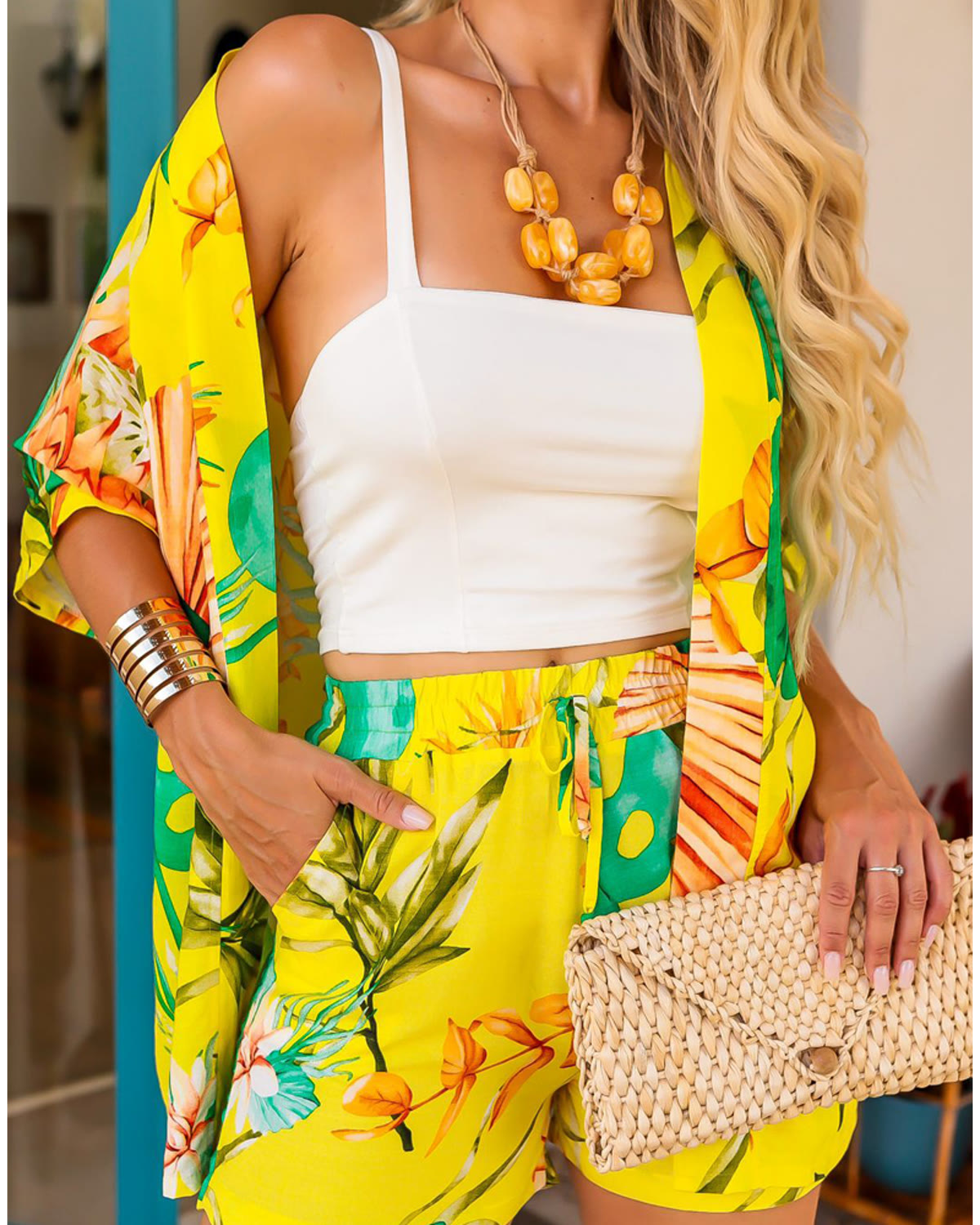 Detalhes do cropped branco, do short amarelo estampado e do kimono do Trijunto Íris
