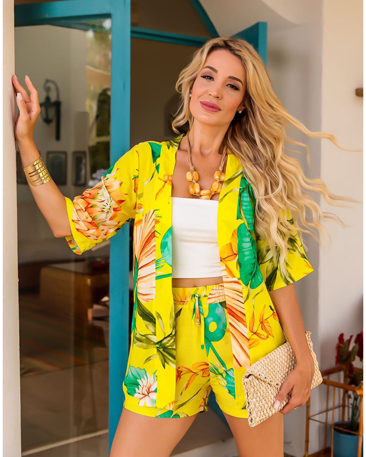 Modelo usando o Trijunto Íris Amarelo Folhagem com short, cropped branco e kimono estampado